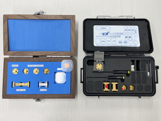 한국표준과학연구원은 6G 후보 주파수 대역인 'D대역'의 전자파 측정표준을 개발했다. 사진은 표준연이 자체 개발한 임피던스 교정장비(왼쪽)와 외산 교정장비(오른쪽).  표준연 제공